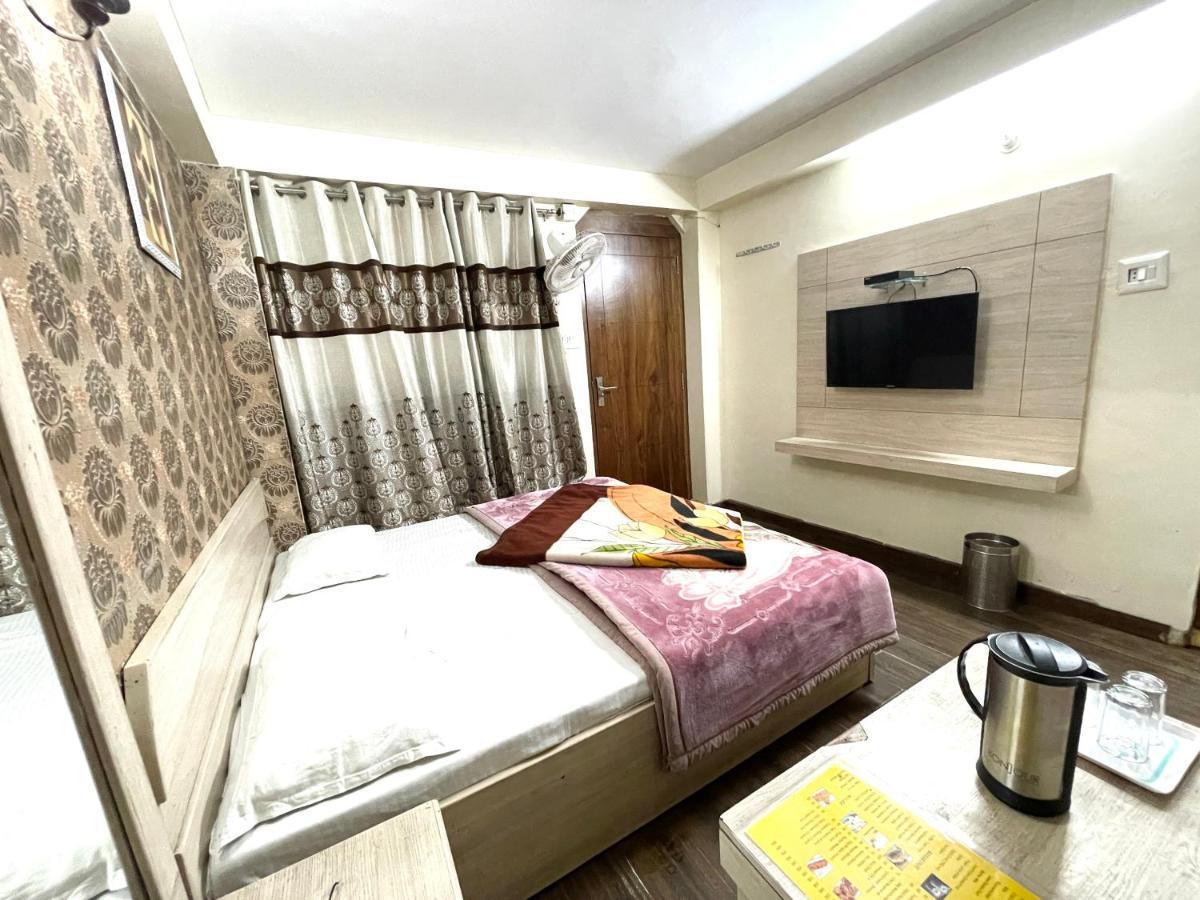 Hotel Prince ! Nainital Mall Road-Prime-Location In-Front-Of-Naini-Lake Hygiene-And-Spacious-Room Exteriör bild